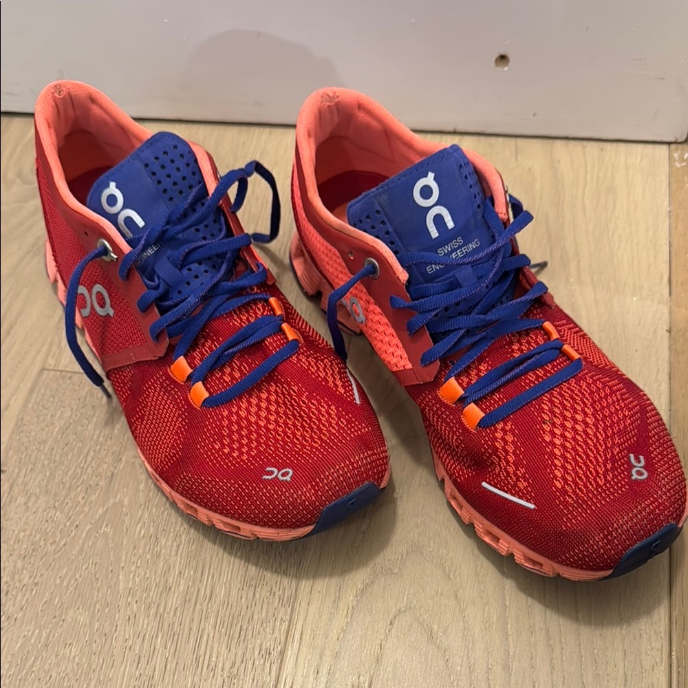On Running women’s Running Shoes - Red sz 7.5